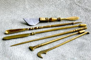Medizinische Instrumente zur Römerzeit oder Operationsbesteck von heute? Der Unterschied ist kaum zu erkennen. <br>Foto: LWL-Römermuseum/ Runkel