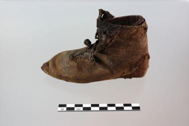 Wie der Kinderschuh vor langer Zeit in die Stiftsherrenlatrine geraten ist, wird sich wohl nie ganz klären lassen. Zu bewundern ist er neben anderen Fundstücken der LWL-Archäologen im Paderborner Westphalenhof. <br> Foto: LWL/Manz