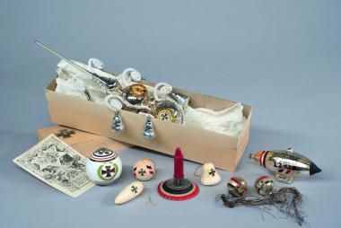 Patriotischer Weihnachtsbaumschmuck aus Thüringen (1912/1915) und eine am 25. Dezemberg 1916 gestempelte Weihnachtskarte. <br>Foto: LWL/Schüttemeyer
