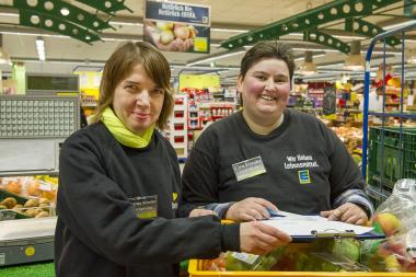 Eine neue Dienstleistung: Christa Klocke (l.) und Cira Franke sind Profi-Einkäuferinnen bei Edeka Wehrmann.<br> Foto: LWL/Arendt