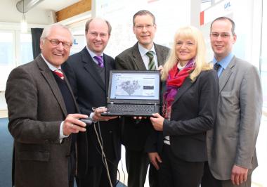 Gaben den offiziellen Startschuss für die Pädagogische Landkarte des LWL (v.l.): Dr. Wolfgang Kirsch, LWL-Direktor, Dr. Olaf Gericke, Landrat des Kreises Warendorf, Sven-Georg Adenauer, Landrat des Kreises Gütersloh, Dr. Barbara Rüschoff-Thale, LWL-Kulturdezernentin und Prof. Dr. Markus Köster, Leiter des LWL-Medienzentrums.