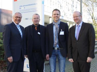 Freude über die neue Juniorprofessur bei (v.l.) LWL-Direktor Dr. Wolfgang Kirsch, Prof. Dr. Georg Juckel (LWL-Universitätsklinik Bochum), Prof. Dr. Boris Schiffer und LWL-Maßregelvollzugs-dezernent Tilmann Hollweg.<br>Foto: LWL