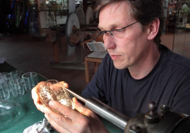 Graveur Heikko Schulze-Höing bei der Arbeit. <br>Foto: LWL