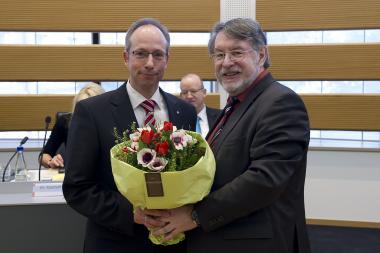 Dieter Gebhard (r.), Vorsitzender der LWL-Landschaftsversammlung, gratuliert Matthias Löb. <br> Foto: LWL/Arendt