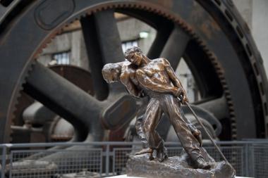Arbeiterplastik vor Industriekulisse: das zeigt die Ausstellung ¿Arbeit zeigen¿. <br>Foto: LWL/Weigl