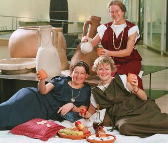Im LWL-Römermuseum kreisen die Würfelbecher. <br>Foto: LWL/Sagurna