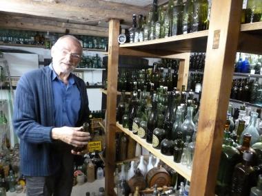 Albert Schwiezer präsentiert einige seiner gesammelten Objekte, die in der aktuellen Sonderausstellung in Lage zu sehen. <br>Foto: LWL 