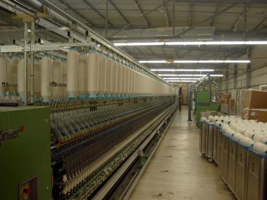 Im Velener Textilwerk wird das Garn für die Weberei auf modernen Maschinen gesponnen. <br>Foto: Velener Textilwerk 