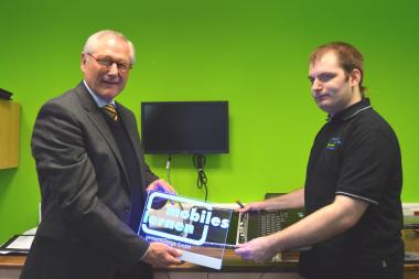 LWL-Direktor Dr. Wolfgang Kirsch ist von der Leistungsfähigkeit der Integrationsunternehmen beeindruckt, wie hier bei ¿mobiles lernen¿ in Unna.<br>Foto: LWL 