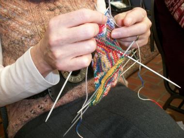 Stricken auf dem Nadelspiel will geübt sein. <br>Foto: LWL/ Schierholz 