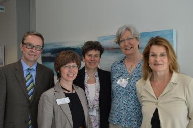 (v.l.n.r.) Dr. Peter Hoppe, Claudia Welp, Martina Schmitz, Monika Pelkmann und Prof. Dr. Claudia Hornberg setzten sich auf der Fachtagung: "Schutz vor Gewalt für Frauen mit Behinderung - Kompetenzen bündeln und Vernetzen" für eine bessere Zusammenarbeit von Behindertenhilfe und Frauenarbeit ein. <br>Foto: LWL/Leetz<br><b><i>Ausführlichere Bildunterzeile am Ende des Pressetextes.</b></i> 