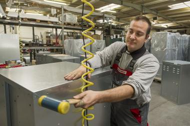Die Produkte von Großewinkelmann stehen für Qualität. Dafür sorgt auch Frank Merschbrock, der hier Sattelschränke für einen Pferdestall zusammenbaut. <br>Foto: LWL/Arendt 