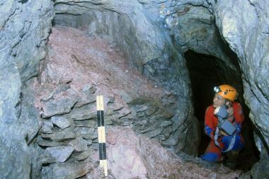 Mit voller Ausrüstung ging auch Dr. Eva Cichy von der Außenstelle Olpe der LWL-Archäologie für Westfalen in die Tiefe und erforschte die unterirdische Bergbauwelt. <br>Foto: LWL/Zeiler