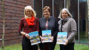 Die Kulturdezernentinnen beider Landschaftsverbände haben den "Fachbeitrag Kulturlandschaft zum Regionalplan Ruhr" an die Direktorin des Regionalverbands Ruhr übergeben. <br>(v. l. n. r.)<br> LWL-Kulturdezernentin Dr. Barbara Rüschoff-Thale,<br> RVR-Regionaldirektorin Karola Geiß-Netthöfel,<br> LVR-Kulturdezernentin Milena Karabaic.<br>Foto: LWL/Schwalm 
