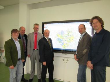 Stellen das WebGIS-Projekt vor: Thomas Bartoschek (v.r./Institut für Geoinformatik), Prof. Dr. Karl-Heinz Otto, Vorsitzender der Geographischen Kommission für Westfalen, Geschäftsführer Dr. Rudolf Grothues, LWL-Direktor Dr. Wolfgang Kirsch, Projektmitarbeiter Markus Wieneke und Prof. Dr. Edzer Pebesma, Direktor des Instituts für Geoinformatik. <br>Foto: LWL 