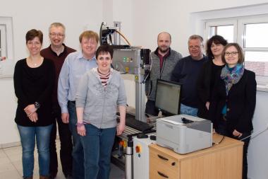 Das gesamte Team der neuen Beschriftungsmaschine und des neuartigen Inklusionsprojektes der LWL-Archäologie für Westfalen in Münster. <br>Foto: LWL/Brentführer