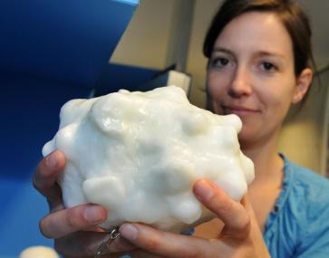 20 Zentimeter Durchmesser hat das Hagelkorn aus Kunststoff, das Anne Wieland hier in die Kamera hält. <br>Foto: LWL/Appelhans