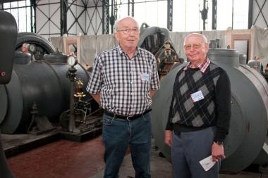 Emil Diebel (r.) und Franz Sadowski setzen am Sonntag die Fördermaschine der Zeche Zollern in Bewegung. <br>Foto: LWL/Hudemann