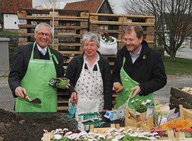 Garten kann jeder, das demonstrierten LWL-Direktor Dr. Wolfgang Kirsch, Projektleiterin Agnes Sternschulte und Museumsdirektor Prof. Dr. Jan Carstensen (v. l.) bei der Vorstellung des Themenjahres "Marsch, marsch ins Beet - Neu verliebt in alte Sorten" im LWL-Freilichtmuseum Detmold. <br>Foto: LWL/Jähne