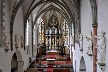 Blick von der Orgelempore in das Langhaus. An den Wänden links und rechts stehen flankierend die gereinigten Apostel-figuren.<br>Foto: LWL/Keinert