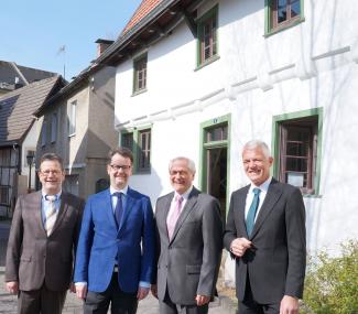 LWL-Direktor Dr. Wolfgang Kirsch ( 2.v.r.) machte sich gemeinsam mit Bürgermeister Volker Fleige (2.v.l.), Frank Wagenbach (links ), Leiter des Fachbereichs Umwelt, Planen und Bauen, und Peter Hoppe (rechts), Initiator der Stiftung "Denkmal und Kultur", ein Bild davon, wie das "Schmarotzerhaus" mit Fördermitteln saniert worden ist. <br>Foto: LWL/Schwalm