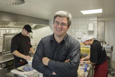 Carsten Wiegand (Mitte), Betriebsleiter der Musiktheater-Kantine, hat mit seinem Team einen Treffpunkt mit Qualität zu guten Preisen geschaffen.<br>Foto: LWL/Arendt