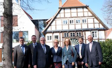 Das Ackerbürgerhaus in der Wasserstraße 19  konnte mit Fördermitteln vorbildlich saniert werden davon überzeugte sich LWL-Direktor Dr. Wolfgang Kirsch (von rechts) gemeinsam mit Klaus Landwehr von der Unteren Denkmalbehörde Rheda-Wiedenbrücks, LWL-Denkmalpflegerin Dr. Barbara Pankoke, Denkmaleigentümer Rita Krane-Frankenfeld und Johann Heinrich Frankenfeld, Bürgermeister Theo Mettenborg sowie Baudezernent Gerhard Serges. <br>Foto: LWL