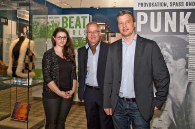 Zwischen Beat und Punk: Dirk Zache, Direktor des LWL-Industriemuseums (M.), mit den Ausstellungsmachern Dietmar Osses und Katharzyna Nogueira in Bochum. <br>Foto: LWL/Hudemann