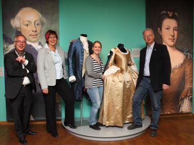 Zu Freiherr und Freifrau von Elverfeldt und ihren Kleidern gesellten sich (v.l.) Dirk Zache, Direktor des LWL-Industriemuseums, Martina Grote, Geschäftsführerin der NRW-Stiftung, sowie Michael Peters und Katharina Hennig vom Team der Zeche Nachtigall. Foto: LWL/Holtappels
