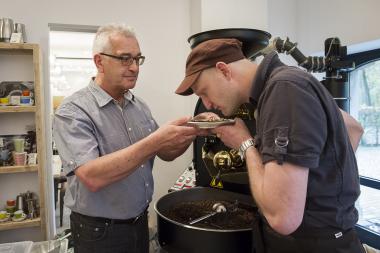 Bei Röstmeister Günther Schröer (l.) können Messebesucher nicht nur Kaffee probieren, sondern auch an einem Gewinnspiel teilnehmen. <br>Foto: LWL/Arendt