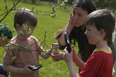 Mit Birgit Ehses und der Lupe auf Spurensuche in der Natur. <br>Foto: LWL/Hudemann