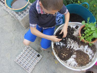 ¿Marsch, marsch ins Beet¿ heißt es für die selbst gerollten Samenbälle. <br>Foto: LWL/Die Seedball-Manufaktur