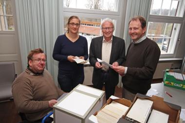 Prof. Dr. Stefan Baumeier (2. v. r.) stiftete dem LWL-Freilichtmuseum Detmold über 10.000 Bilddokumente, die von Dr. Heinrich Stiewe (Sachbereichsleiter Dokumentation), Sandra Hoeritzsch (Dokumentarin) und LWL-Museumsdirektor Prof. Dr. Jan Carstensen (v. l.) entgegengenommen wurden. <br>Foto: LWL/Jähne 