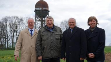 LWL-Denkmalpflegerin Imme Wittkamp (v.r.), LWL-Direktor Dr. Wolfgang Kirsch, Bodo Champignon vom Vorstand Förderverein "Lanstroper Ei e.V." und LWL-Chefdenkmalpfleger Dr. Markus Harzenetter besuchten das gefährdete technische Kulturdenkmal "Wasserturm Lanstroper Ei". <br>Foto: LWL/ Schwalm