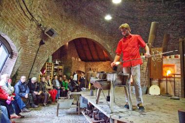 Am Arbeitsplatz der Gernheimer Glasmacher wird wie in Murano am Ofen gearbeitet. <br>Foto: LWL
