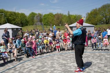 Mit seinen Späßen unterhält Clown ¿Toppolino¿ die  jungen Besucher. <br>Foto: LWL/Hudemann