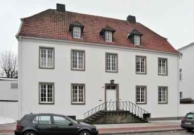 Das 1927 errichtete Gebäude an der Thomästraße 30 wurde nach dem Zweiten Weltkrieg im historisierenden Stil wieder aufgebaut und erscheint dadurch älter. <br>Foto: LWL/Gropp