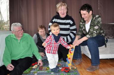 Katrin P. (2.v.r.) und ihr Sohn Benjamin können endlich wieder gemeinsam spielen. Ermöglicht hat dies die ¿Familienpflege Mutter/Vater und Kind¿ des LWL-Wohnverbunds Lippstadt. Mitarbeiterin Andrea Utzel (r.) hat in Walburga und Franz-Josef R. eine Gastfamilie für Mutter und Kind gefunden. <br>Foto: LWL/Schulte-Nölle