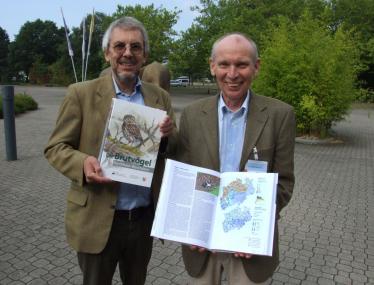 Dr. Joachim Weiss (li.), Vorsitzender der Nordrhein-Westfälischen Ornithologengesellschaft, und Dr. Alfred Hendricks, Leiter des LWL-Museums für Naturkunde, zeigen den Brutvogelatlas. <br>Foto: LWL/Fialla