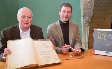 Carl Heinrich Lueg (l.) und Stefan Leenen haben der Historie von Schloss Horst zwei spannende Kapitel über die Rechnungsbücher und über die Tonpfeifen hinzugefügt. <br>Foto: LWL/Burgemeister