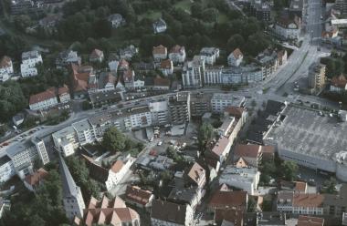 Das Spannungsfeld zwischen Denkmalpflege und Stadtentwicklung steht im Mittelpunkt des 6. Westfälischen Tages für Denk-malpflege. Dabei liegt ein Schwerpunkt auf der Stadt Herford mit der in den 1960er Jahren angelegten Berliner Straße, hier im nördlichen Teil der Neustadt.<br>Foto: LWL/Wildeman