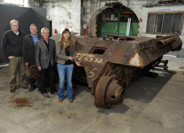 Museumsleiter Robert Laube, Dirk Zache, Direktor des LWL-Industriemuseums, Dr. Olaf Schmidt-Rutsch und Sonja Meßling vor einem zerschossenen ¿Panther¿, dessen Gehäuse auf der Henrichshütte produziert wurde. <br>LWL/Appelhans