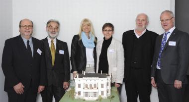 Kamen beim 6. Westfälischen Tag für Denkmalpflege in Herford zu-sammen: Bürgermeister Bruno Wollbrink (v.l.), Dr. Fred Kaspar, Stiftung Kleines Bürgerhaus, LWL-Kulturdezernentin Dr. Barbara Rüschoff-Thale, Sonja Langkafel, Städtisches Museum, Prof. Klaus Selle,  RWTH Aachen, und Dr. Markus Harzenetter, LWL-Denkmal-pflege, Landschafts- und Baukultur in Westfalen, mit dem Modell der Villa Schönfeld. <br>Foto: LWL/Nieland