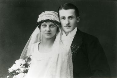 Brautpaar aus den 1920er Jahren aus Remscheid, Braut mit weißem Kleid und Schleier. <br>Foto: LWL-Archiv