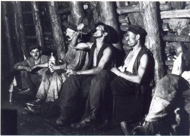 Ein Bild aus der vergangenen Welt unter Tage: Kumpel der Zeche Minister Stein beim ¿Buttern¿, aufgenommen 1924/25. <br>Foto: LWL