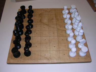 16 schwarze und 16 weiße Figuren auf einem hölzernen Spielbrett, mit König und Dame in ihrer Mitte ¿ da steht einer spannenden Partie Schach nichts mehr im Wege.<br> Foto: LWL/Löbbert