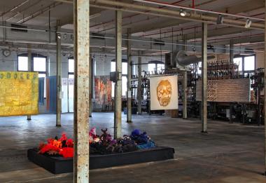 Blick in die Präsentation von "22 textilen Positionen" im historischen Drosselsaal. <br>Foto: LWL/Holtappels