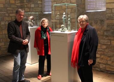 Zu Gast im Museum in der Kaiserpfalz: Die Töchter (l. Rikarda und r. Beate) von Karl Ehlers mit Museumsleiter Dr. Martin Kroker. <br>Foto: LWL/Beyer 