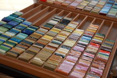 Mit bunten Glasstücken gestalten die Teilnehmer Mosaikteller. <br>Foto: LWL