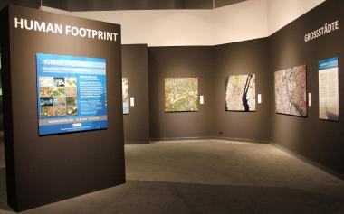 Im LWL-Museum für Naturkunde können Besucher den menschlichen Fußabdrücken auf die Spur gehen mittels großformatiger Satellitenbilder. <br>Foto: LWL/Fialla